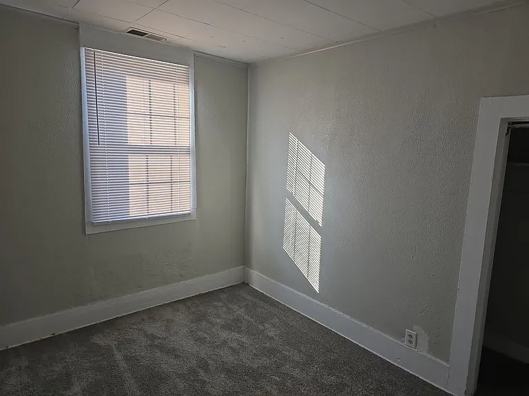 1506 W 10th St — Photo 10