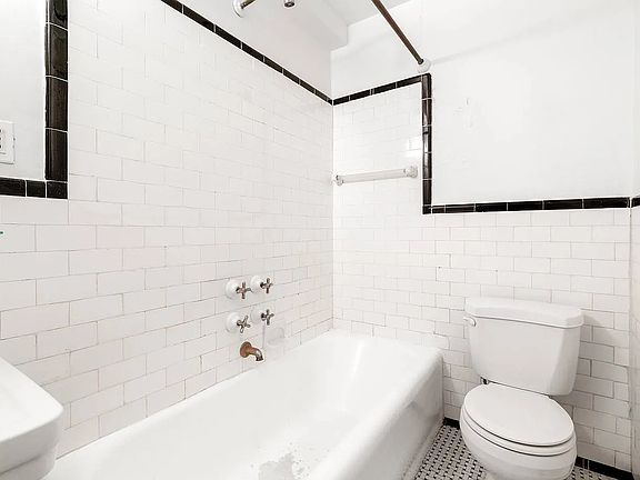 4th image of 301 E 21st St #4K