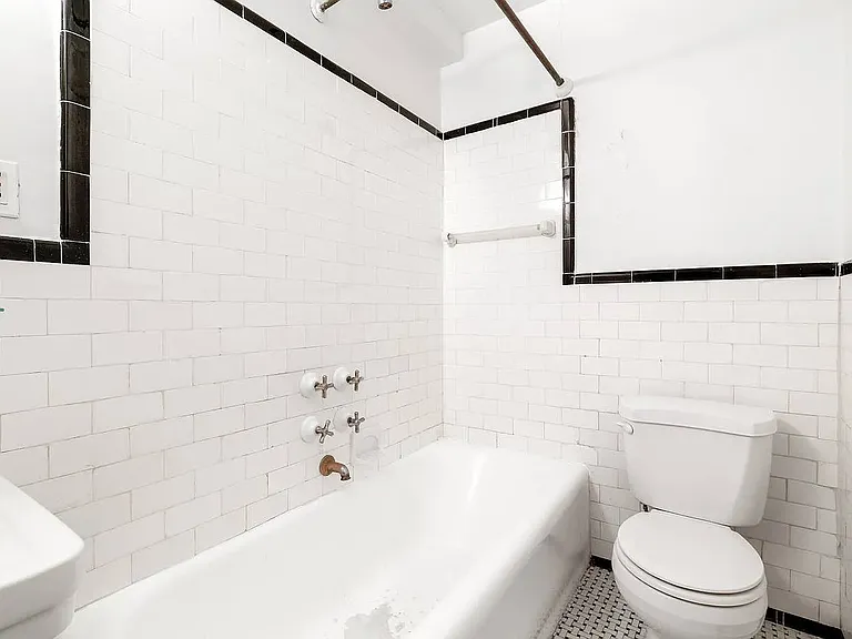 301 E 21st St #4K — Photo 4