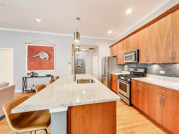 5th image of 834 N Wood St APT 2N