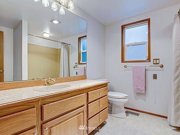 4th image of 4119 221st Pl SE