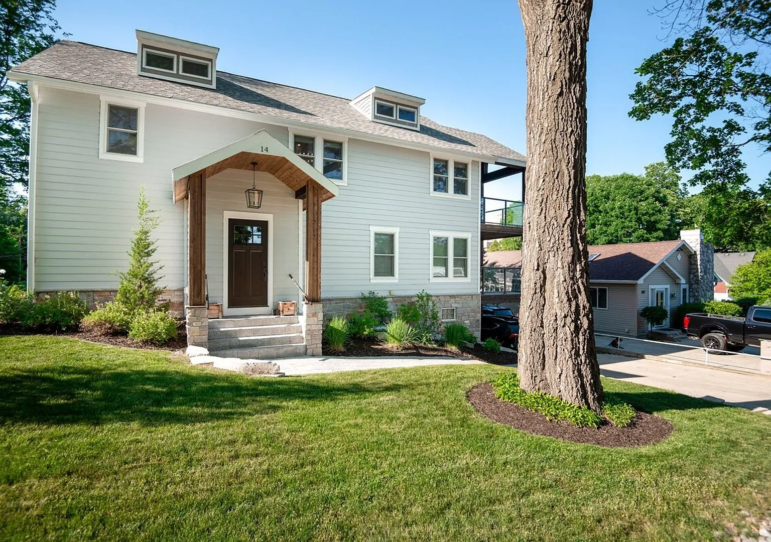 Geneva Lake View Villa with Balcony Available for Monthly & Mid-Term Rentals — Photo 1
