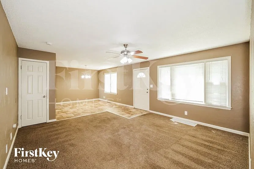3 bed, 1.0 bath, 1066 sqft, $1,800 — Photo 3