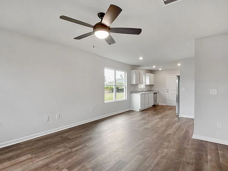 813 Ashford Dr — Photo 5