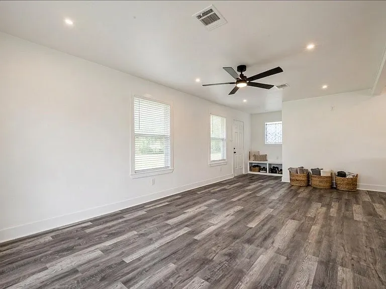 913 Bennington St — Photo 4