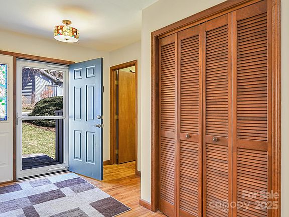 5th image of 34 Larkspur Ct