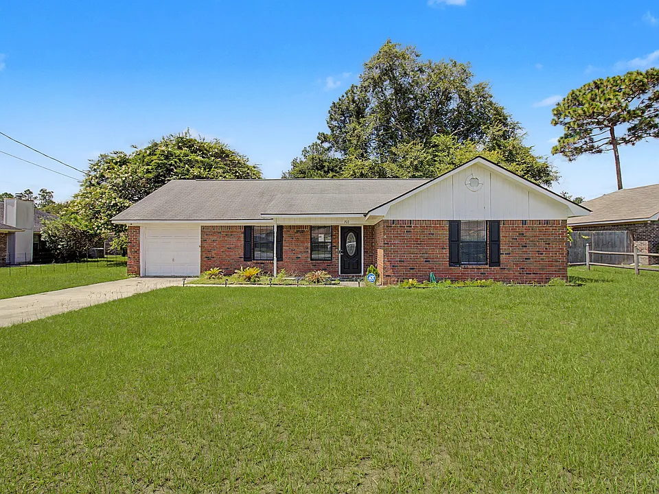 703 Woods Ct