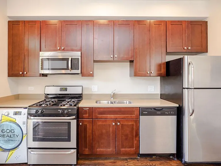 Lincoln Park Renovated Apartments! — Photo 2