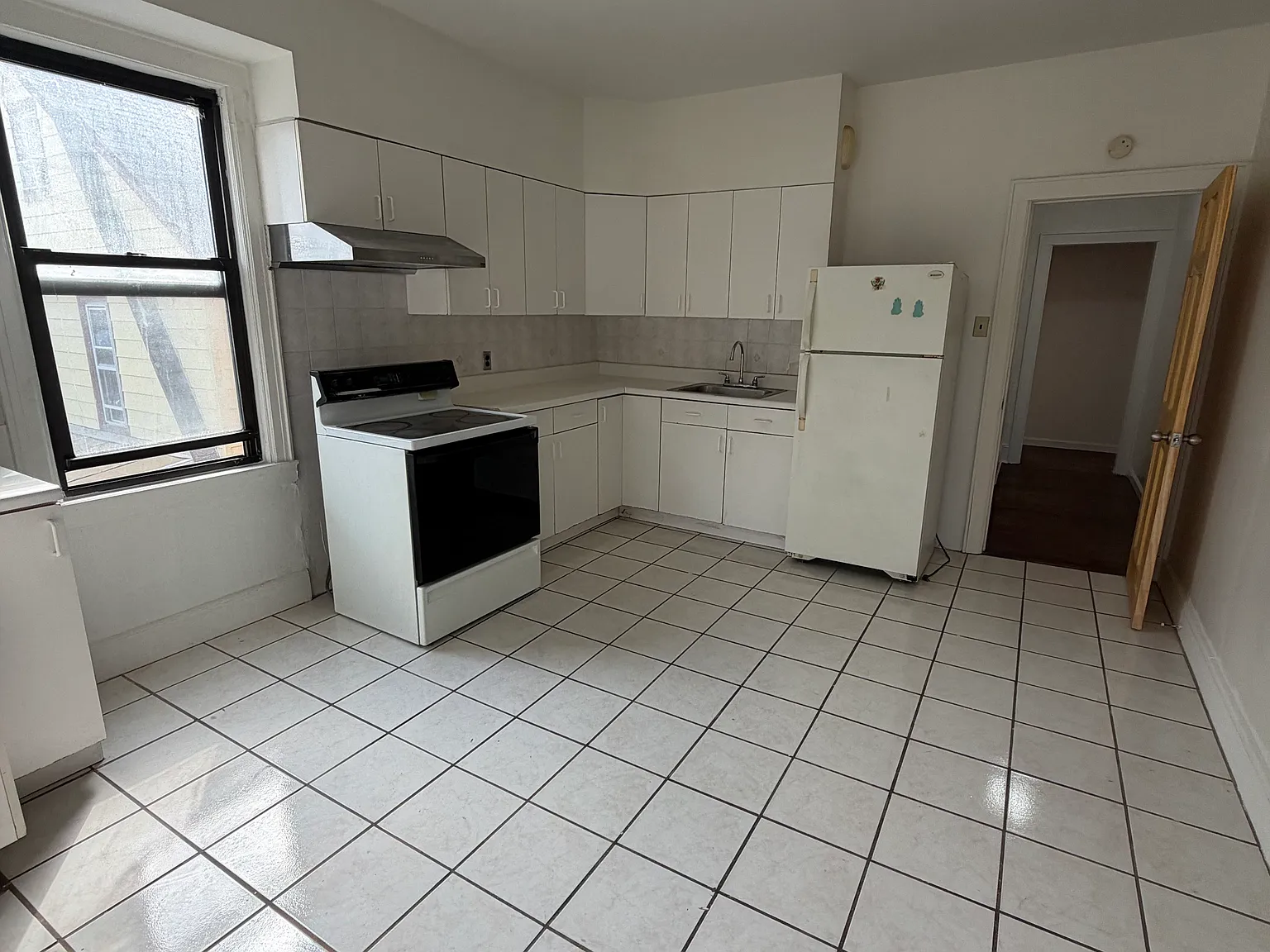 3 bed, 1000 sqft, $3,000 — Photo 1