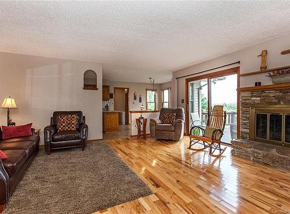 5th image of 32 Amber Dr