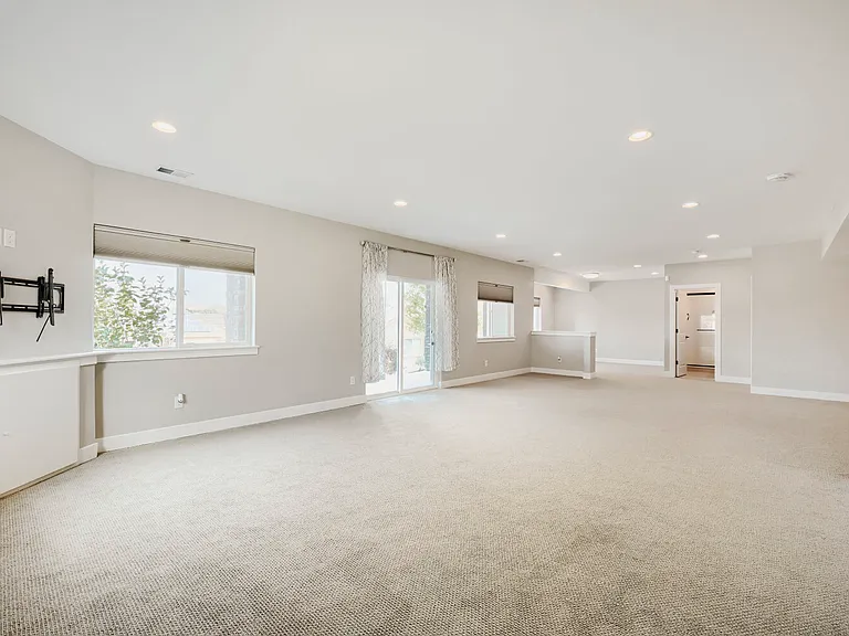 687 Easton Ct — Photo 26