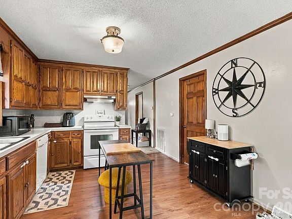 5th image of 585 Eastview Rd