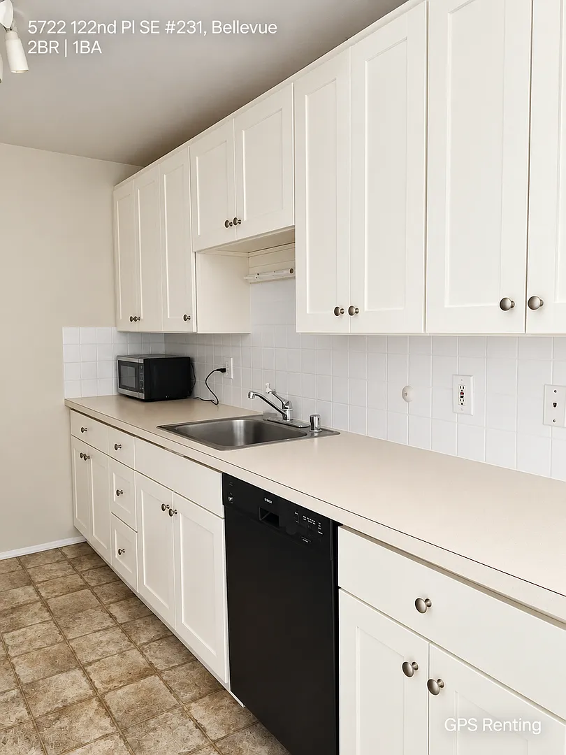 2-Bedroom, 1-Bathroom Condo in Newport Hills, Bellevue — Photo 3