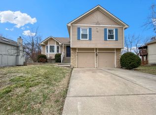 2412 NE Bridgeport Dr, Lees Summit, MO 64086