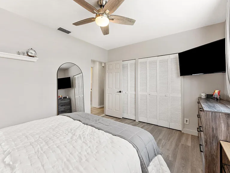 350 Forest Hill Blvd — Photo 22