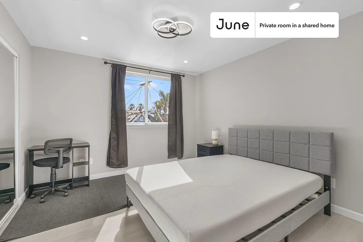 Queen bedroom in 5 bed/5 bath home in Boyle Heights #1828 B — Photo 1