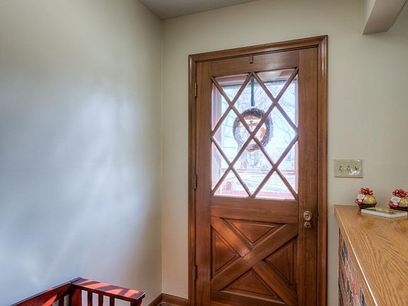 4th image of 110 Louise Ave