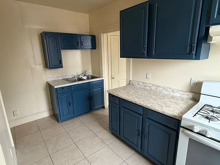 121 Laurel St — Photo 6