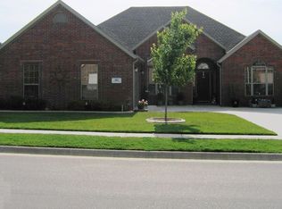 517 N Rocky Xing, Fayetteville, AR 72704