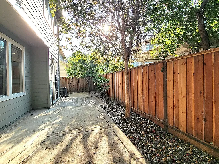 925 Gates St — Photo 44