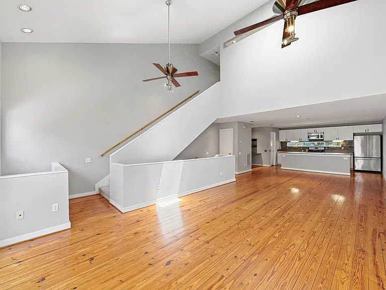 913 Robin St — Photo 11