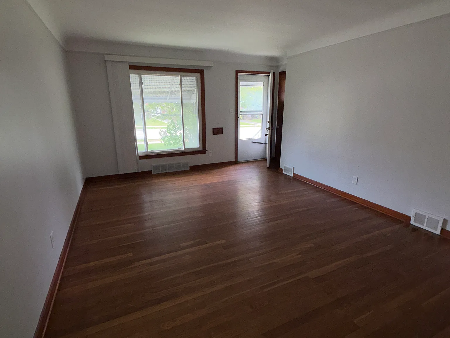 2 bed, 1.0 bath, 887 sqft, $1,350 — Photo 4