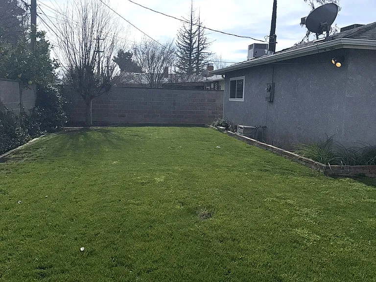 33 Russell Ave — Photo 36