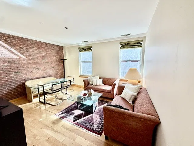 2 bed, 1.5 bath, 711 sqft, $4,000 — Photo 3