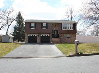 392 Oxford Dr, Bethlehem, PA 18017