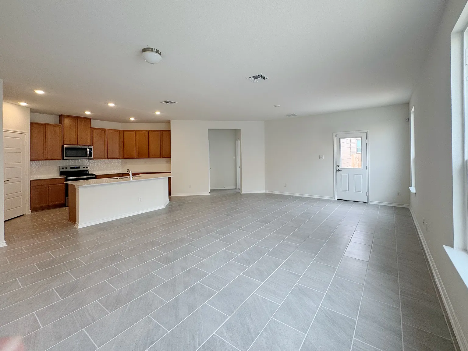 3 bed, 1548 sqft, $1,849 — Photo 4