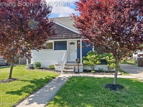 28952 Bridge St, Garden City, MI 48135