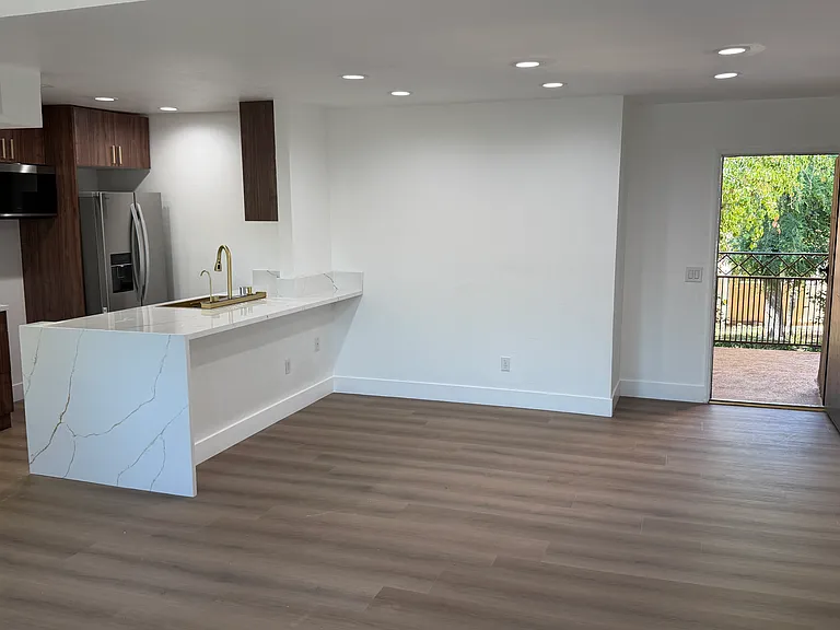10331 Lindley Ave #209 — Photo 4