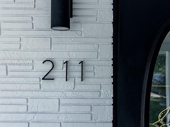 4th image of 211 NE 41st St