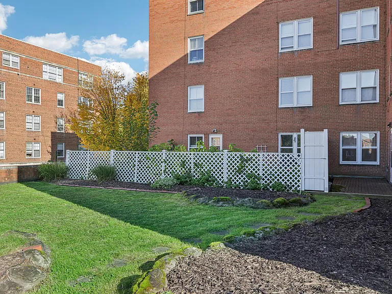 Embassy House Apartments — Photo 45