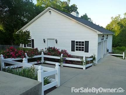 1200 SF Garage/Workshop/Storage
						:
						Detached garage in back