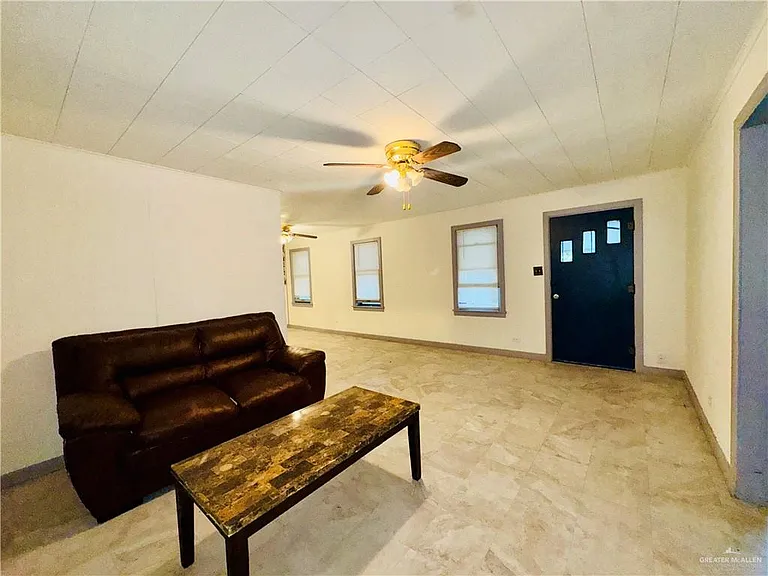 1601 Redwood Ave — Photo 3