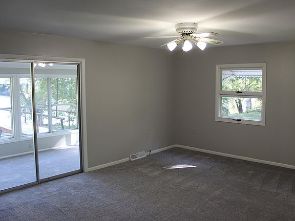 4th image of 2367 Riverbank St NE