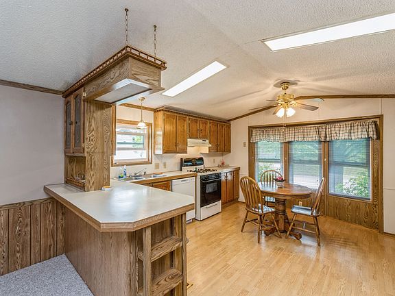5th image of 831 Brighton Dr