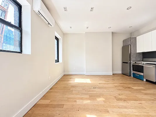 Living room, photo 2