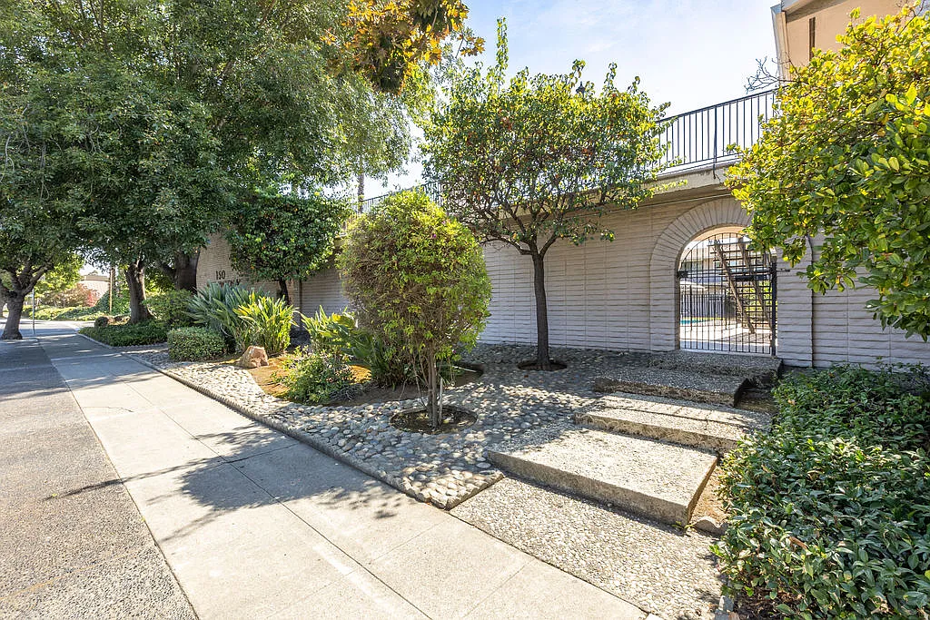 Golden Oaks Apartment — Photo 3