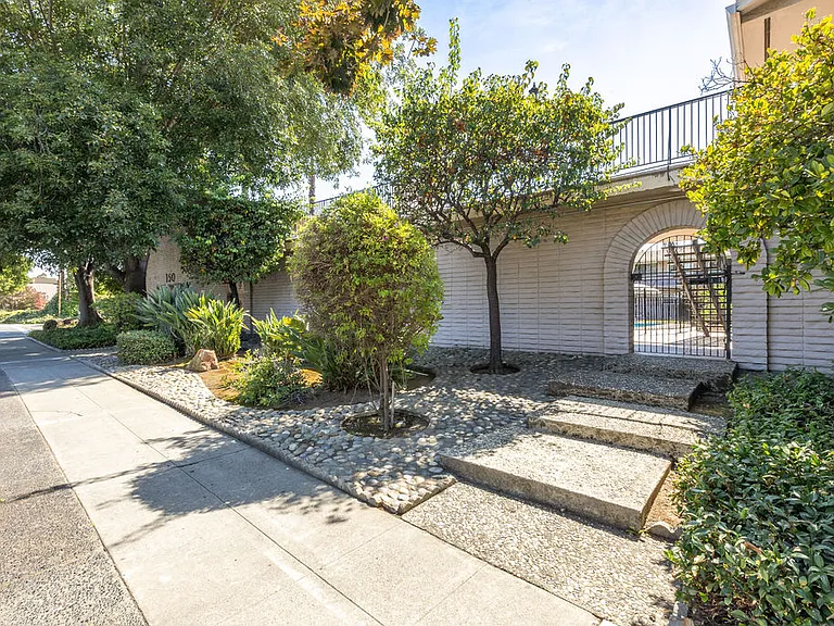 Golden Oaks Apartment — Photo 3