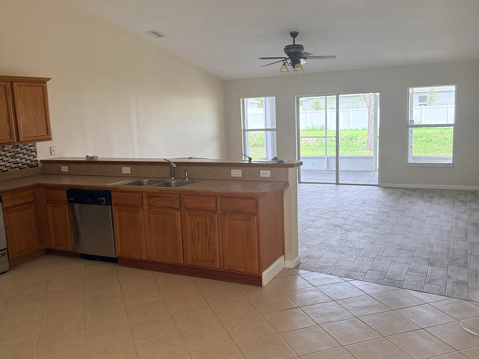2 bed, 1000 sqft, $1,895 — Photo 3