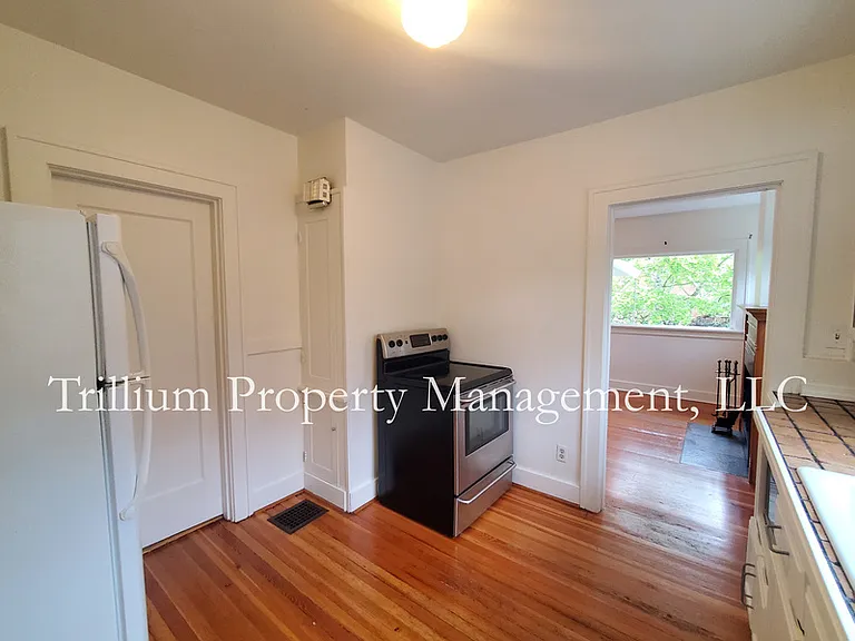 6425 N Curtis Ave — Photo 13
