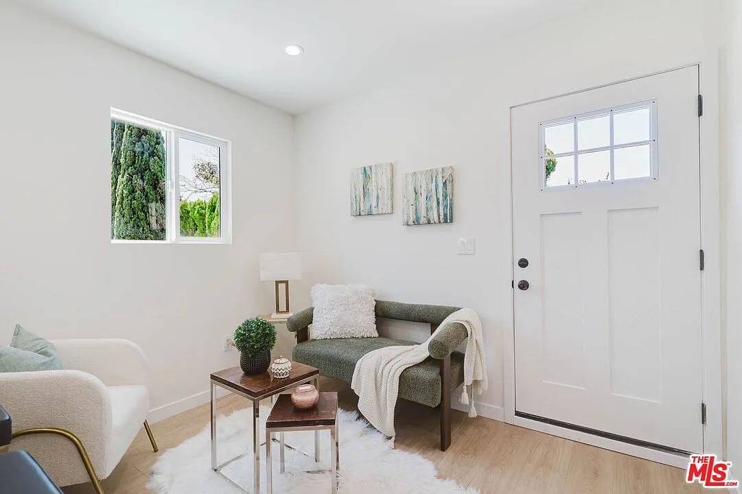1 bed, 1.0 bath, 370 sqft, $1,900 — Photo 4