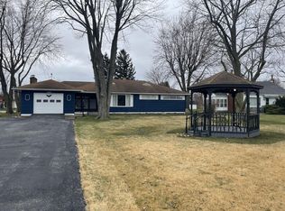 1090 W Fremont Rd, Port Clinton, OH 43452