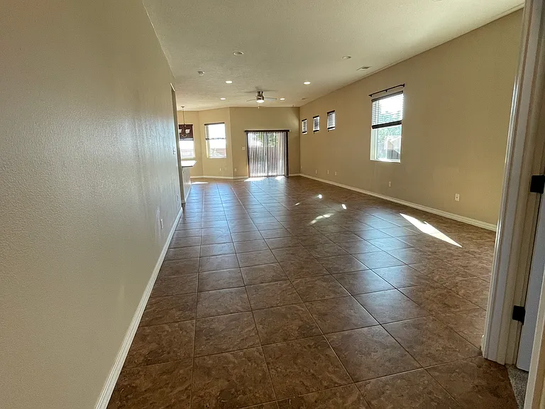 529 Minturn Ct NE — Photo 2