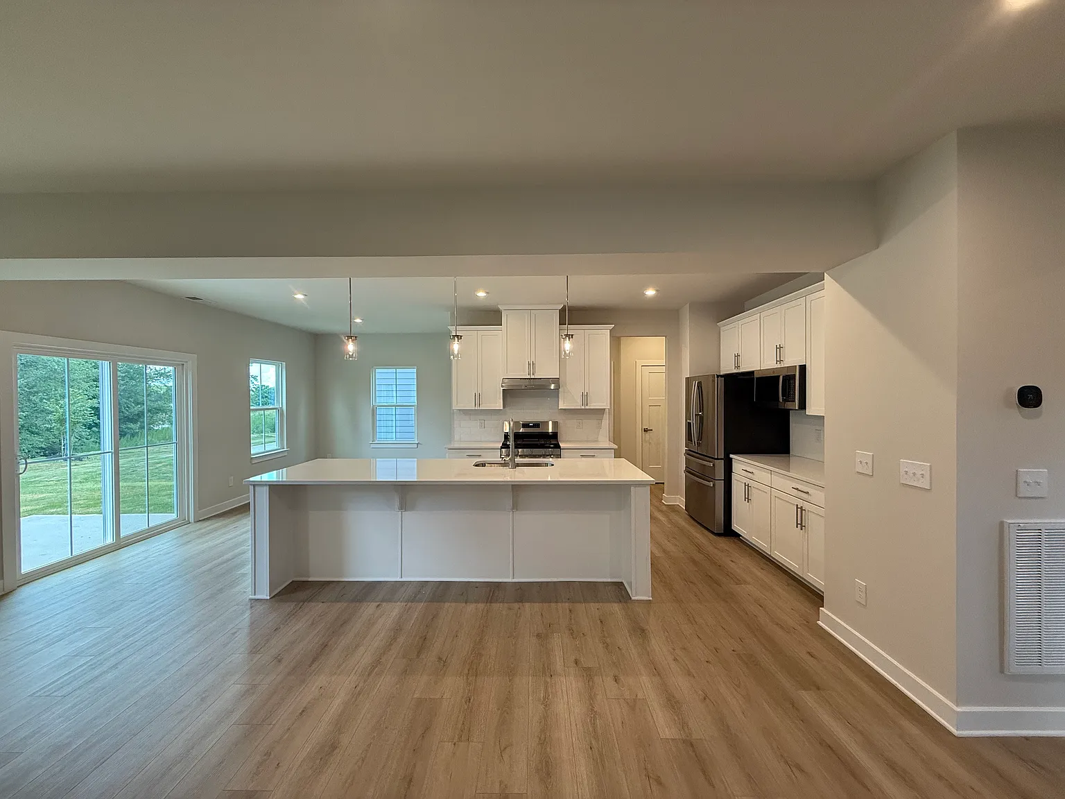 4 bed, 2.5 bath, 2350 sqft, $2,549 — Photo 3