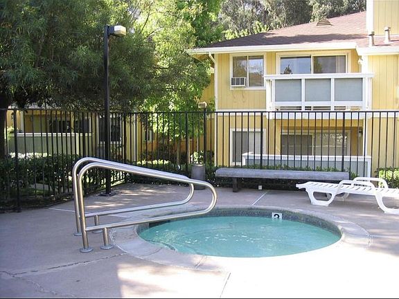 4th image of 2906 Redwood Pkwy #18