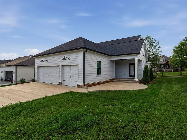 633 Village Way — Photo 32