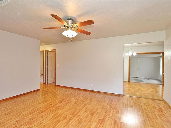 4th image of 1740 E Longview Ln